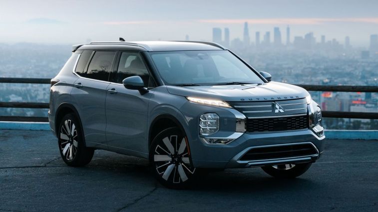 2025 Mitsubishi Outlander in Moonstone Gray Metallic