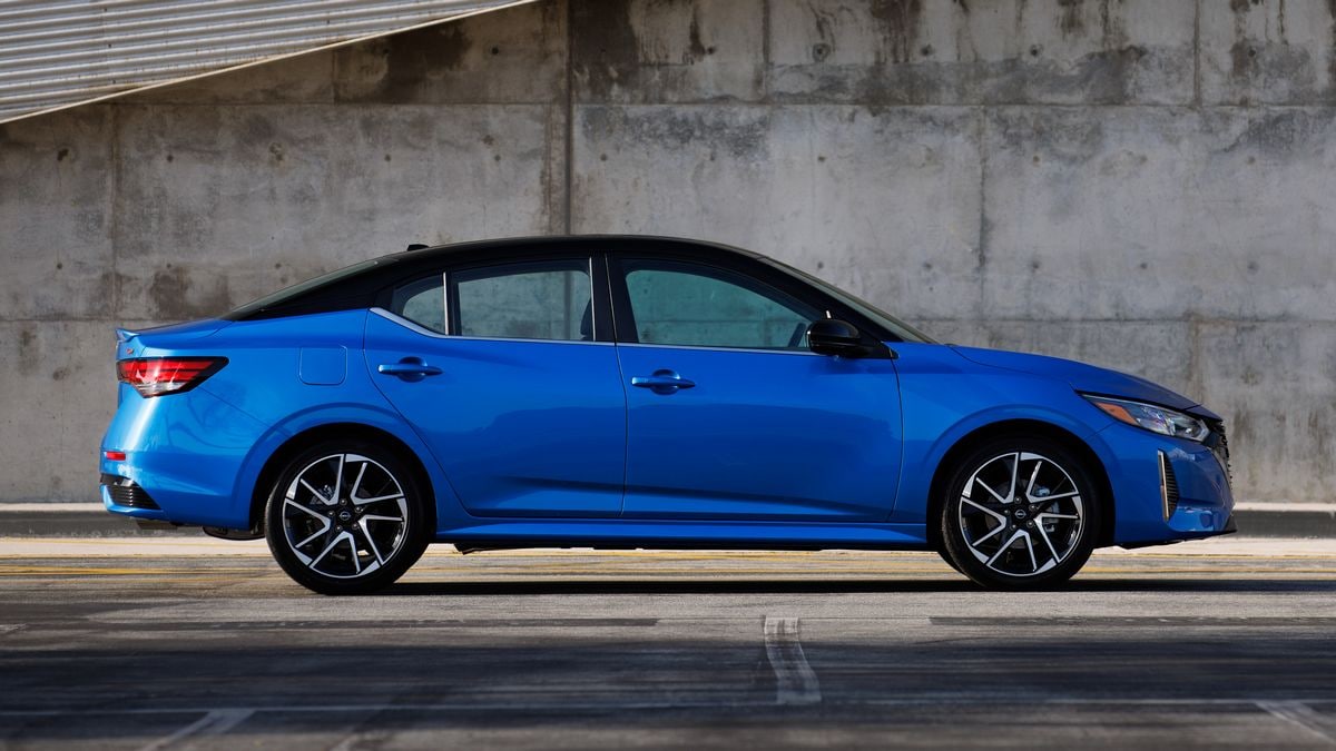 2025-nissan-sentra-profile-right