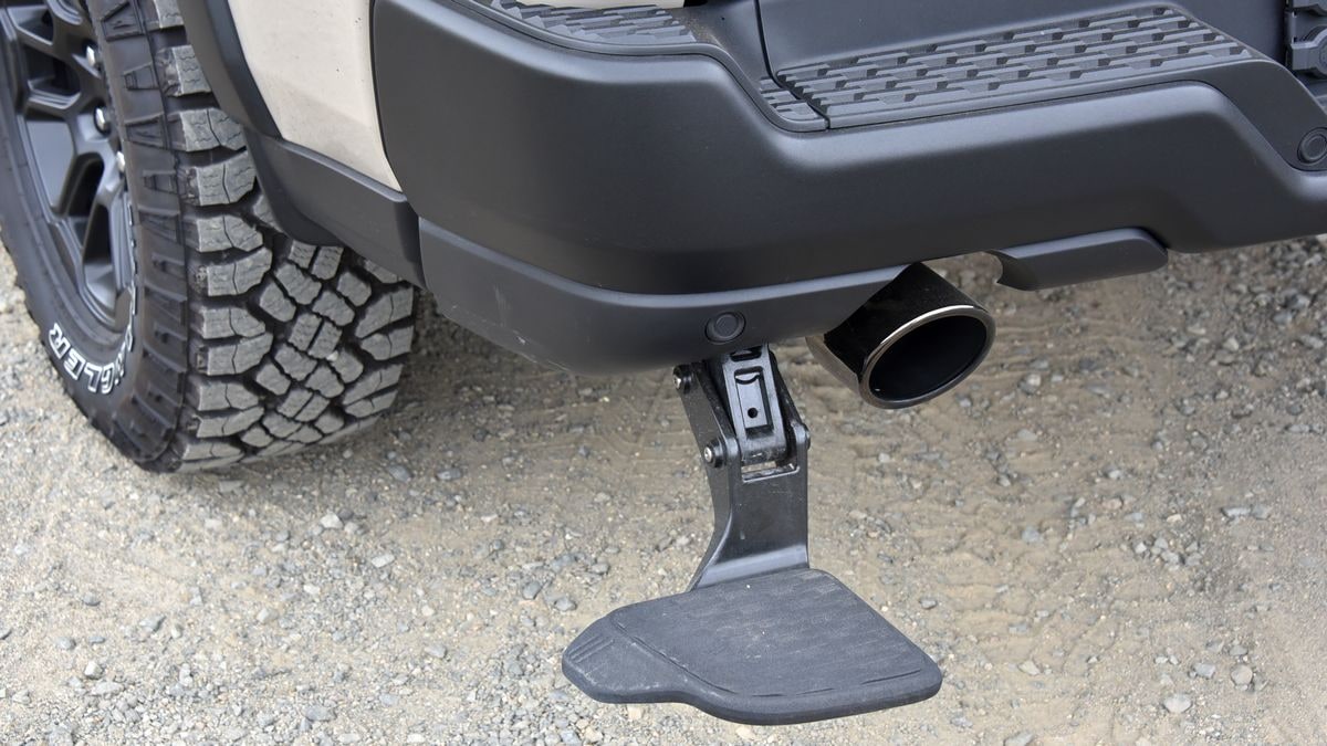 2025-ram-1500-rebel-x-bumper-step
