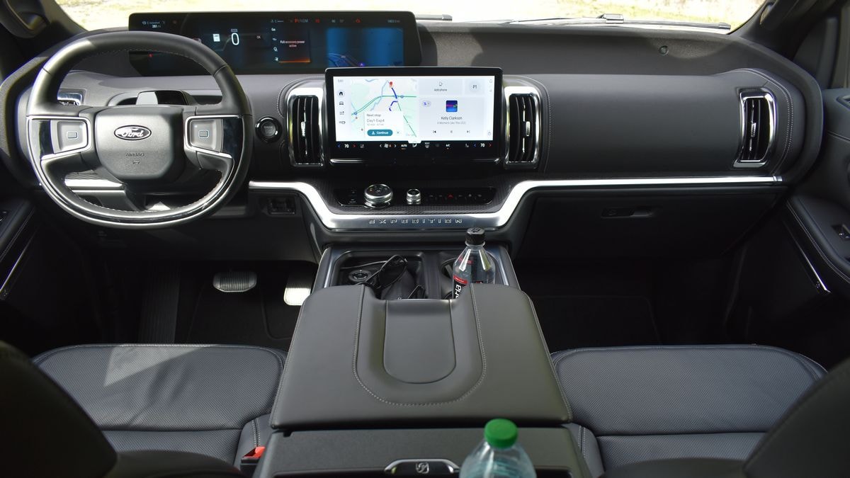 2025-ford-expedition-pront-cabin