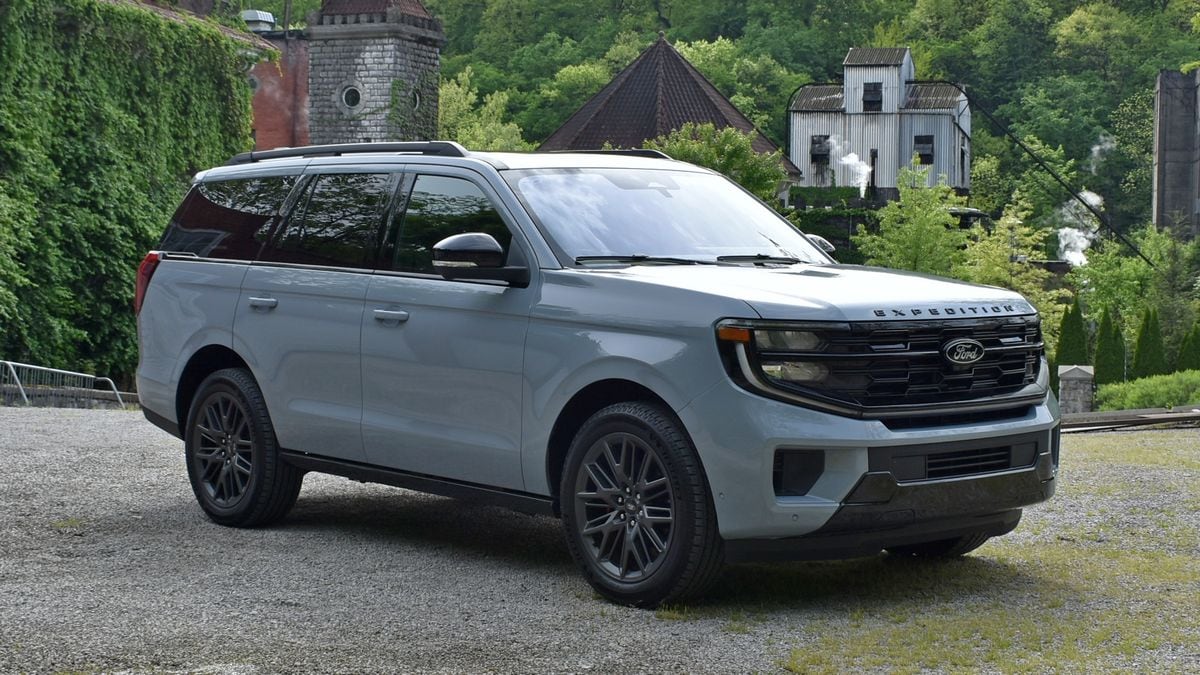 2025-ford-expedition-platinum-grey-front-right-3Qtr