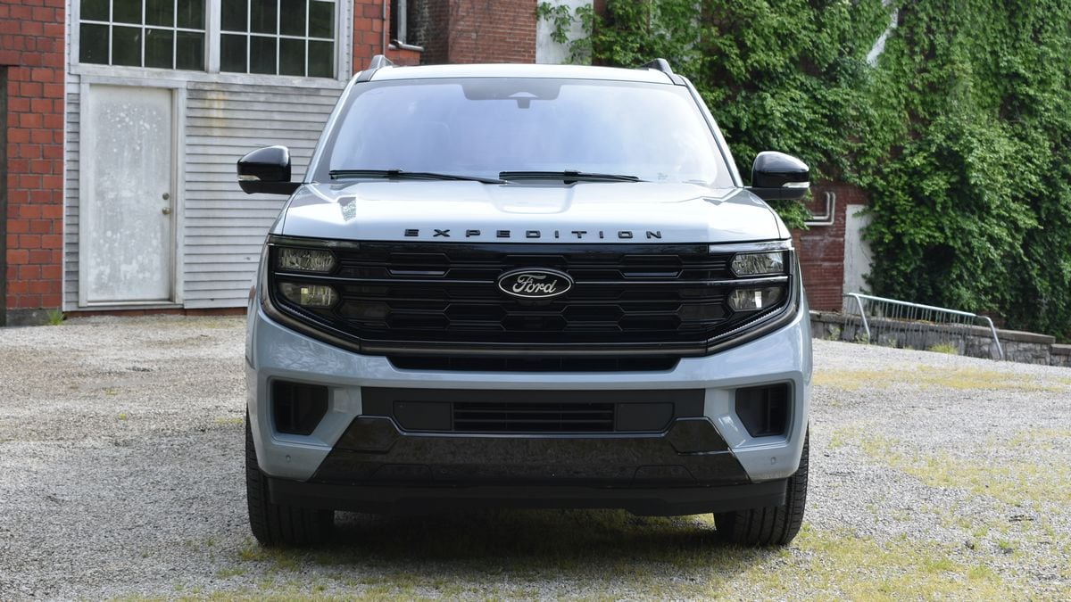 2025-ford-expedition-platinum-grey-front