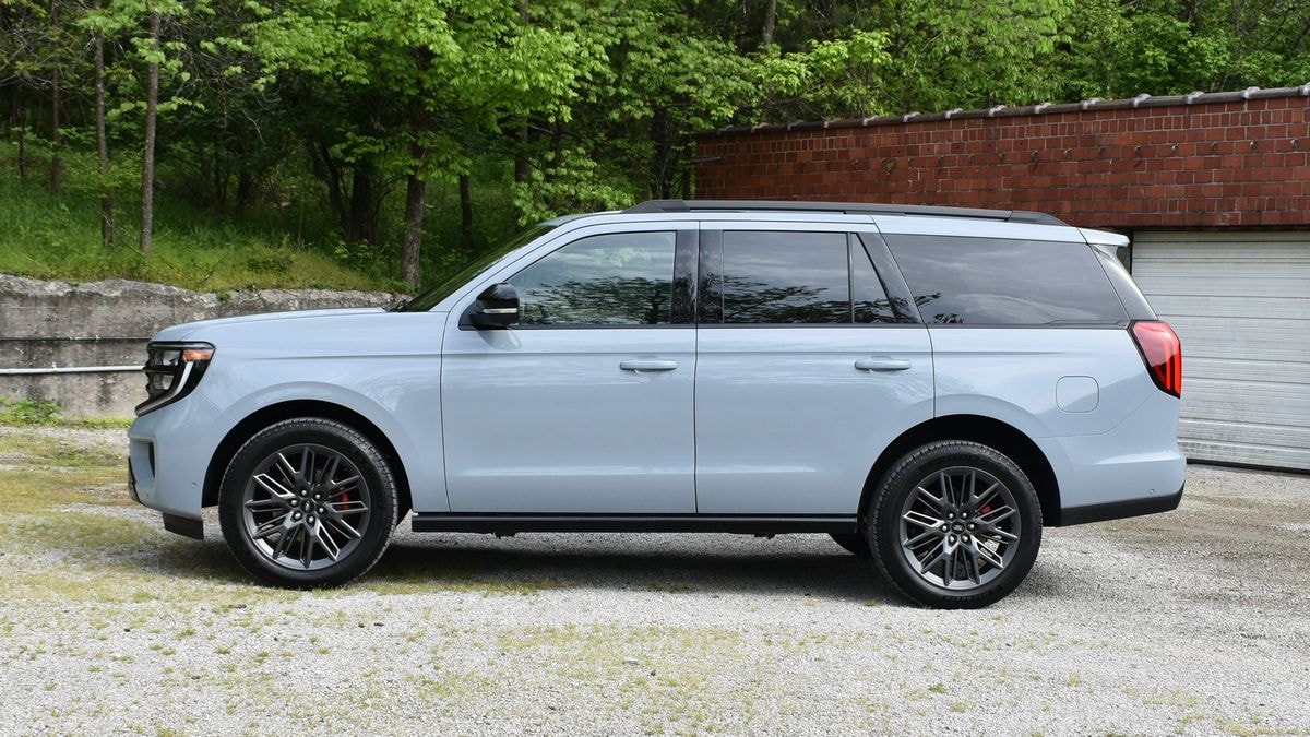 2025-ford-expedition-platinum-profile