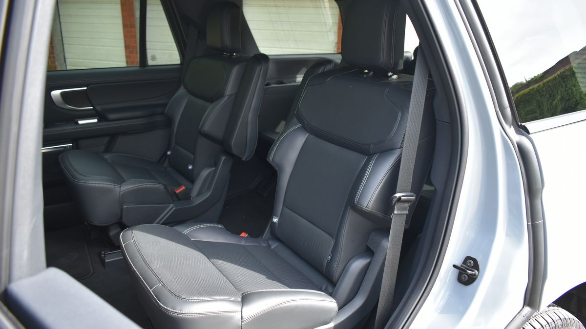 2025-ford-expedition-second-row