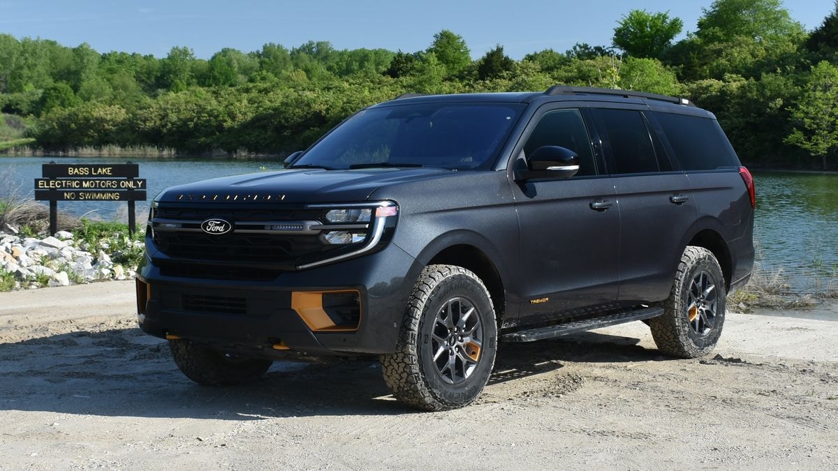 2025-ford-expedition-tremor-grey-front-left-3qtr