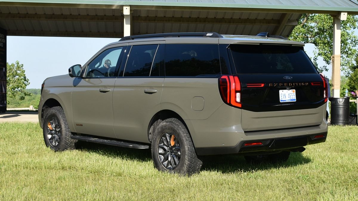 2025-ford-expedition-tremor-rear-left-3qtr