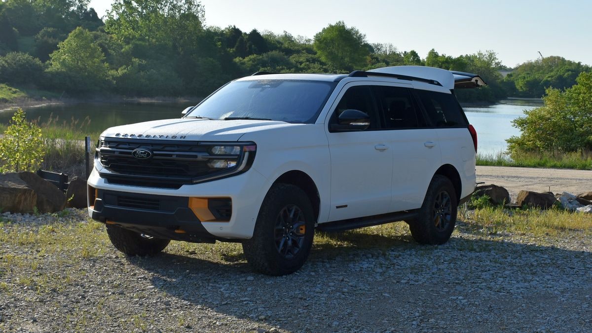 2025-ford-expedition-white-front-left-3qtr
