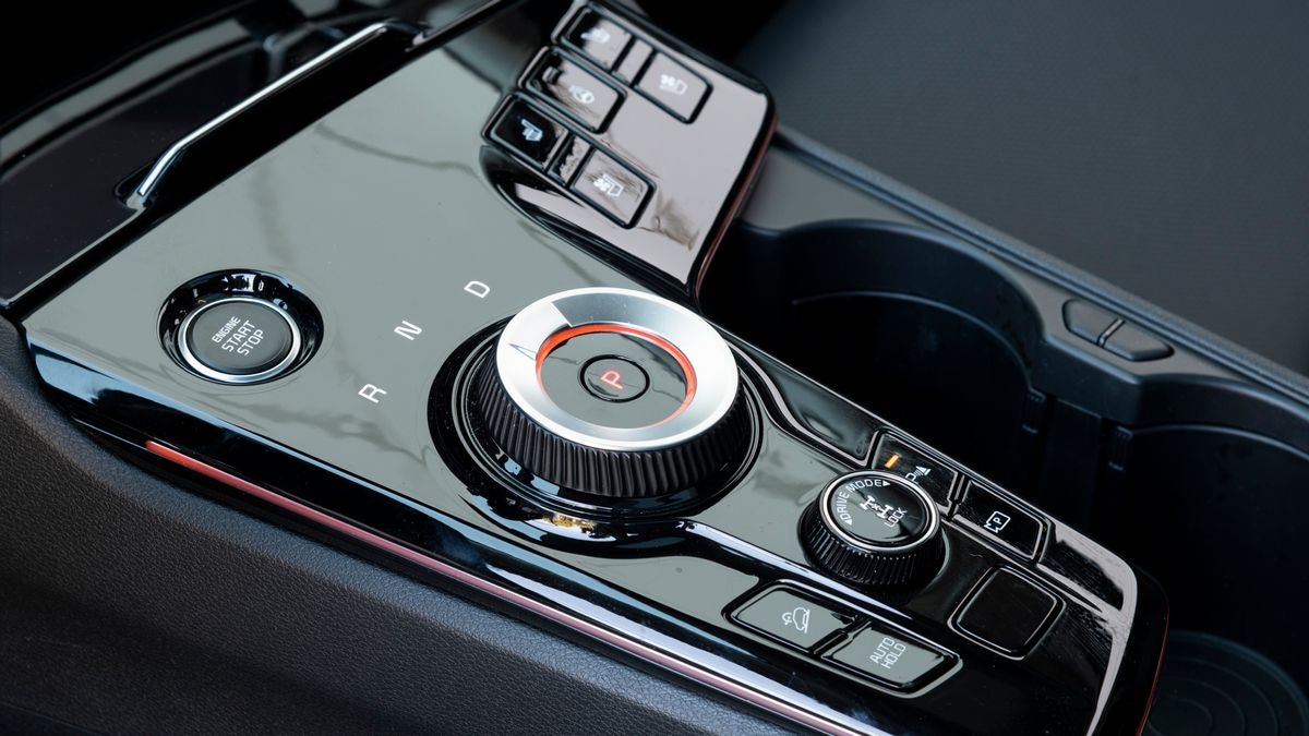 2024-kia-sportage-hybrid-shifter-dial