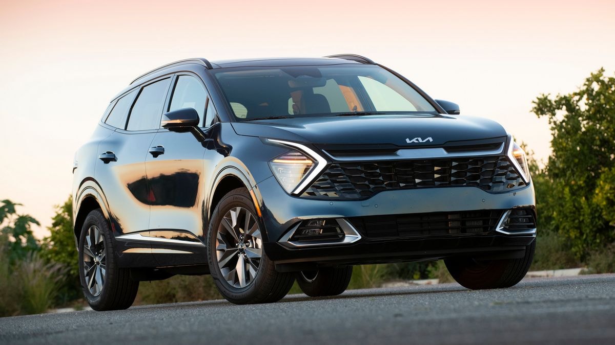 2025-kia-sportage-hybrid-front-right-angle