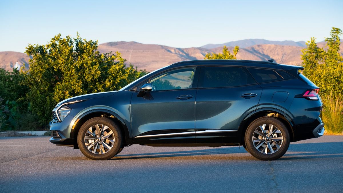 2025-kia-sportage-hybrid-profile-left