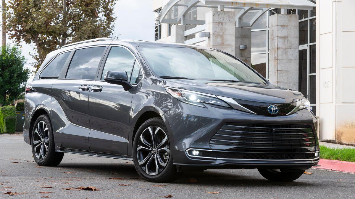 2026-toyota-sienna-platinum-front-3-qtr