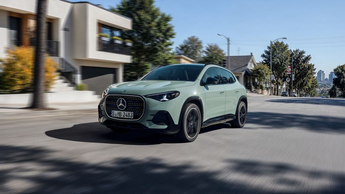 2028-Mercedes-Benz-GLA-front-3qtr-2