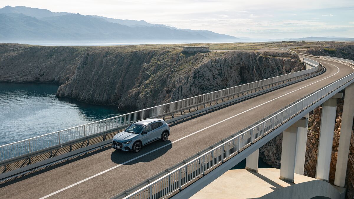 2028-Mercedes-Benz-GLA-front-3qtr-5_ecdb9d