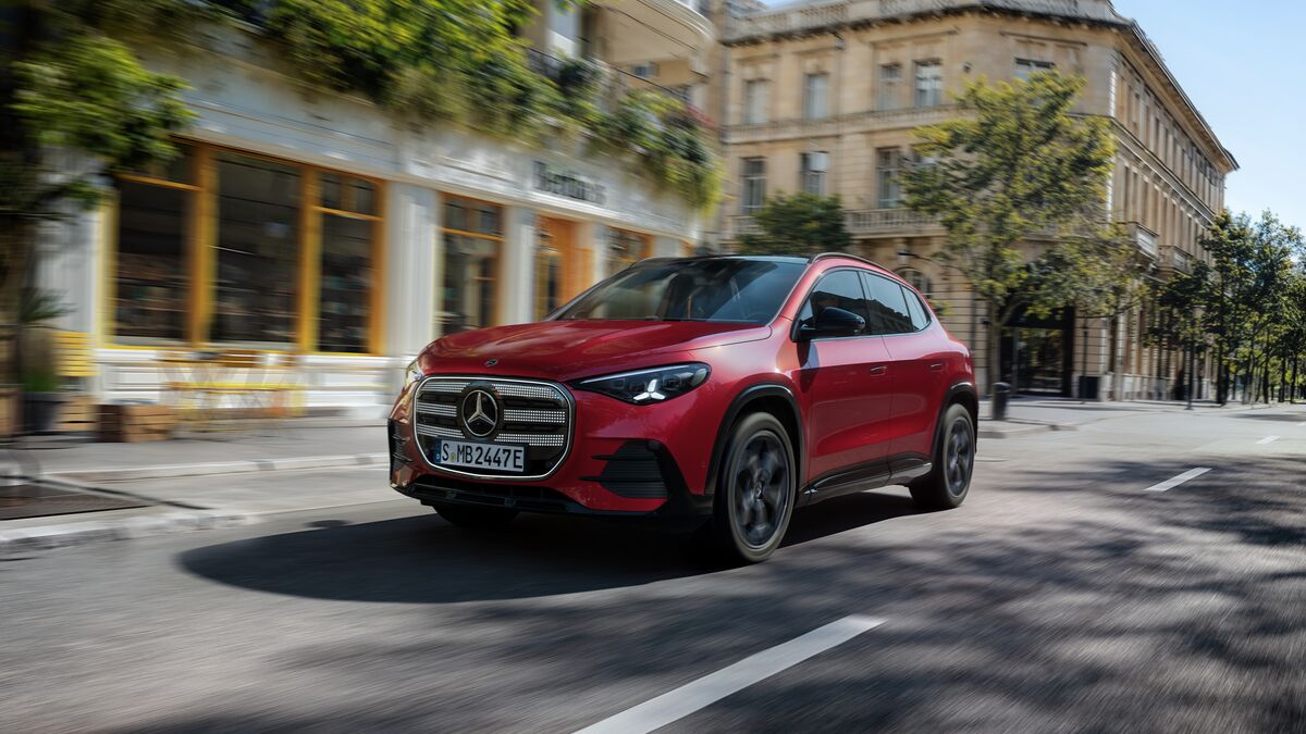 2028-Mercedes-Benz-GLA-front-3qtr