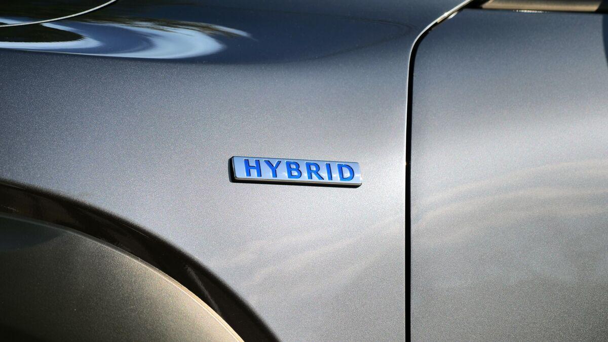 2025-Mazda-CX-50-Hybrid-badge-1