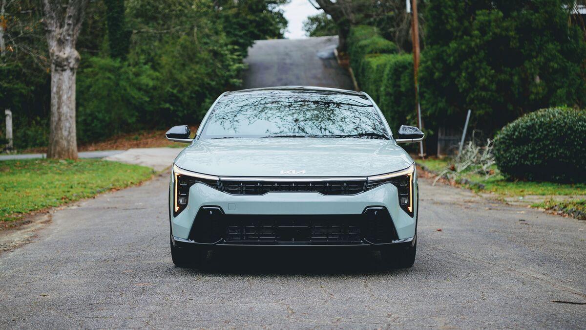 2025_Kia_K4GT-Line_frontview