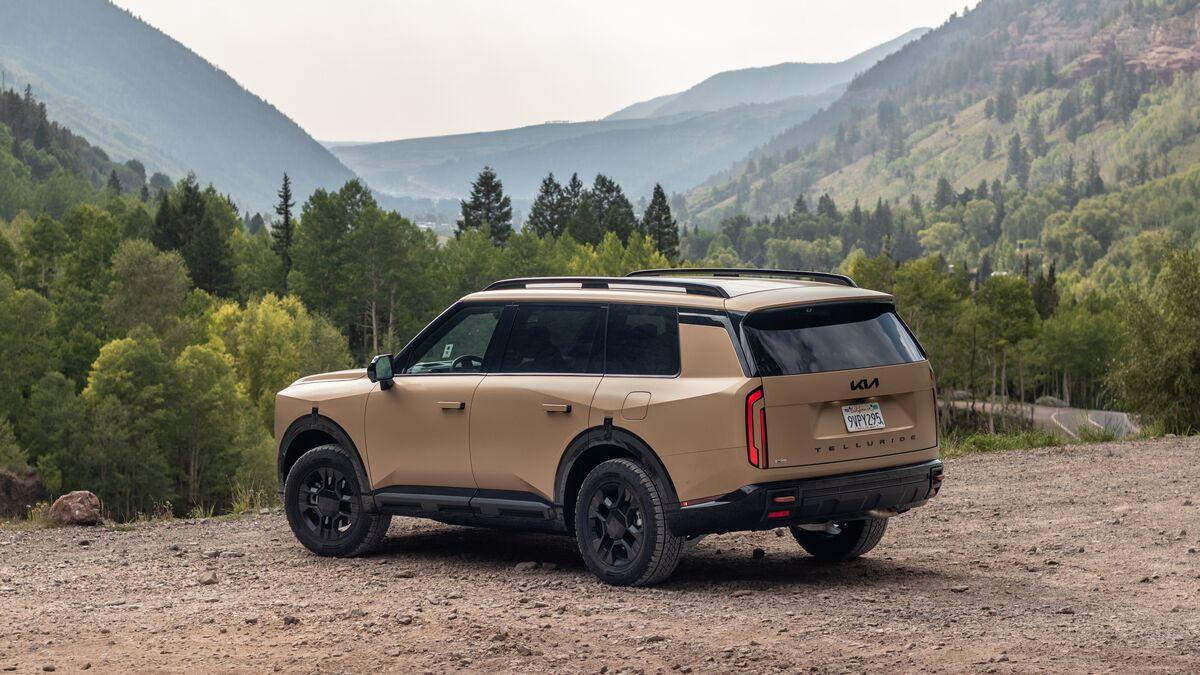 2027-Kia-Telluride-rear-3qtr-mountains