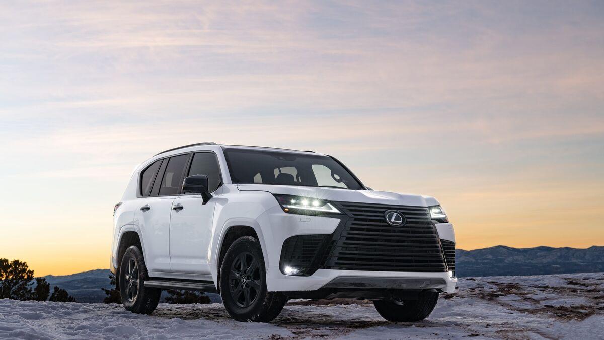 2027-lexus-lx-600-premium-front-quarter-angle