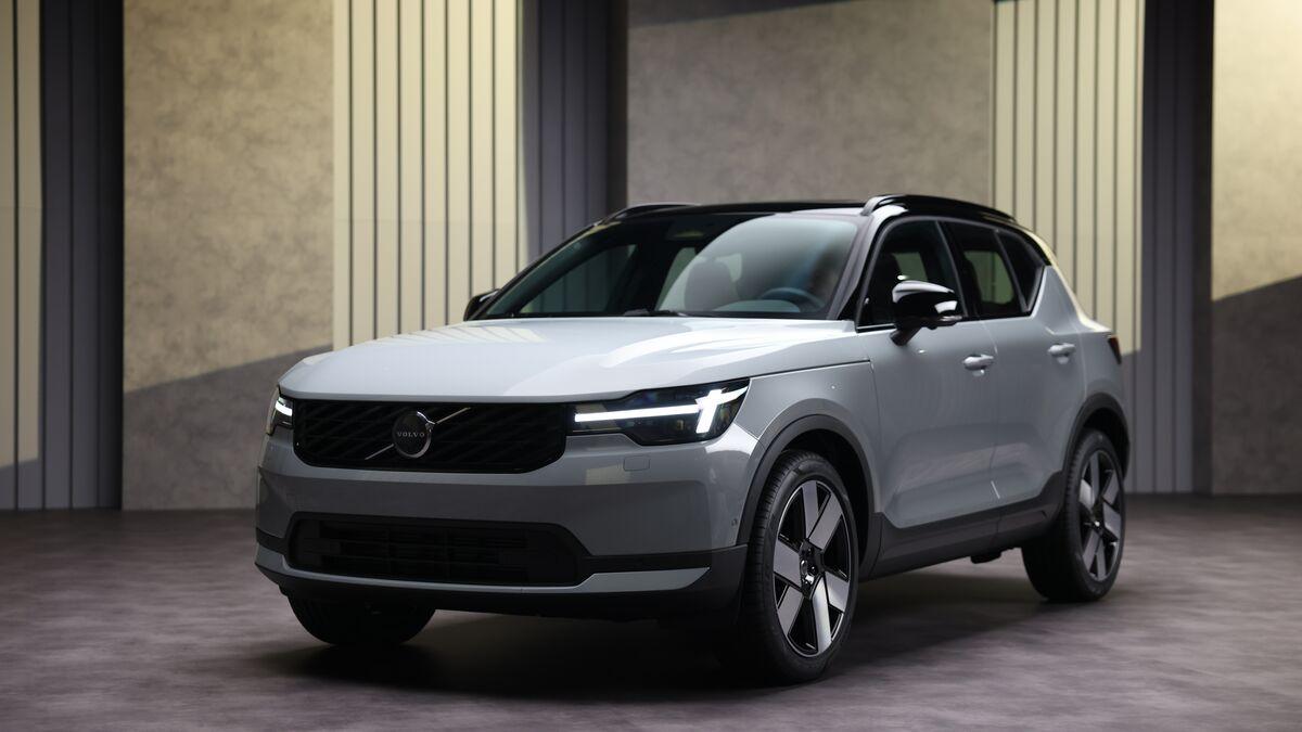 2028-volvo-xc40-front-driver-side