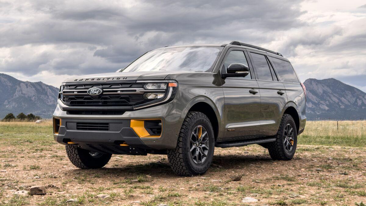 2025-Ford-Expedition-front-3qtr-driver_59d6af