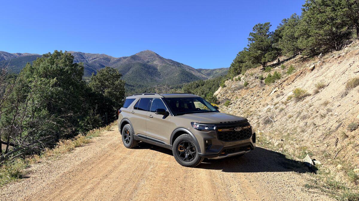 2026-ford-explorer-tremor-front-3qtr-psgr