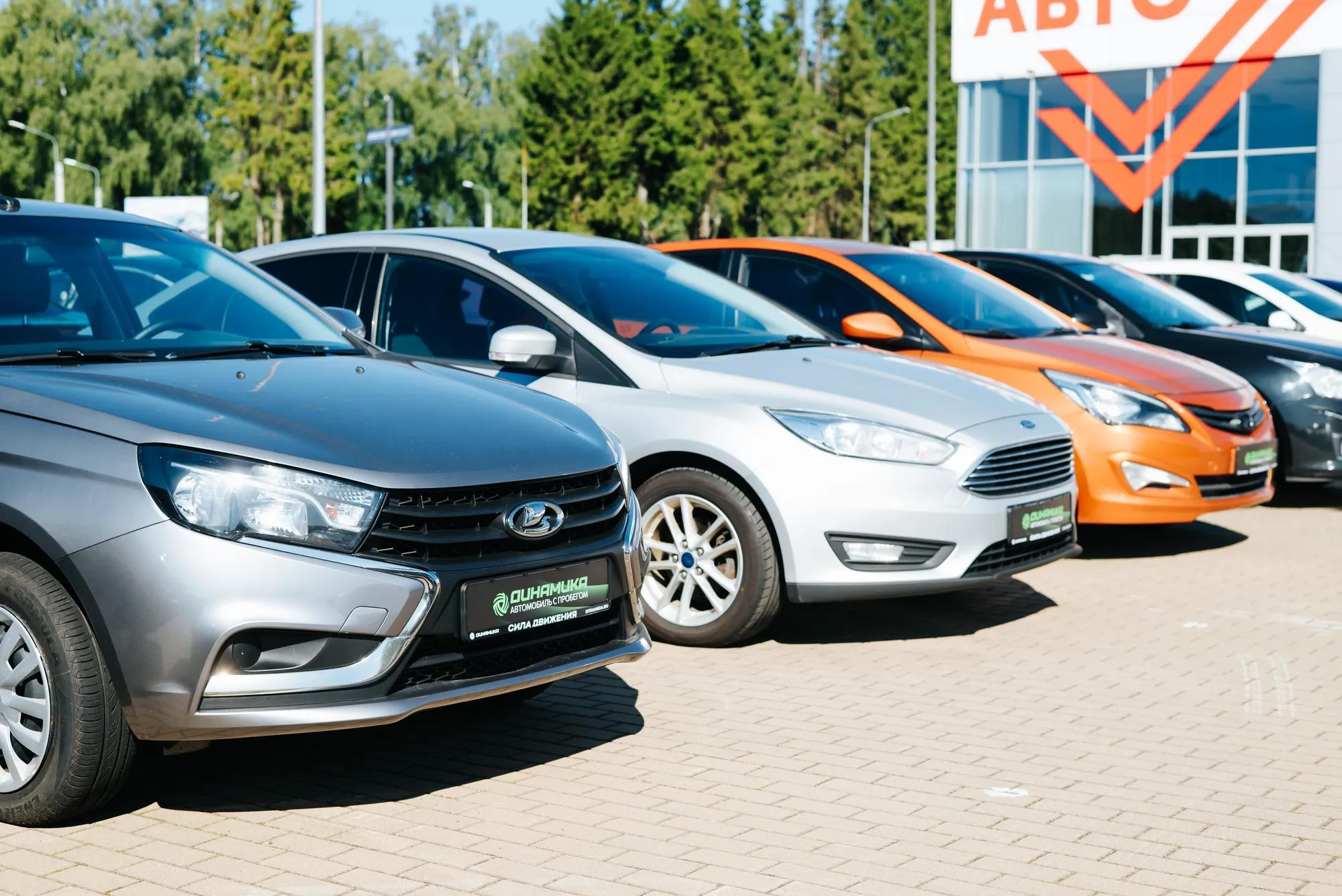 Sedan-Lot-Stock-a0qj0g.jpg