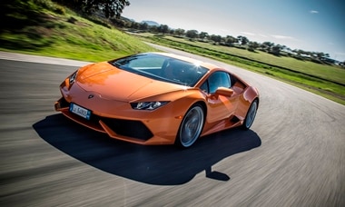 2018 Chevrolet Corvette vs. 2018 Lamborghini Huracán Comparison