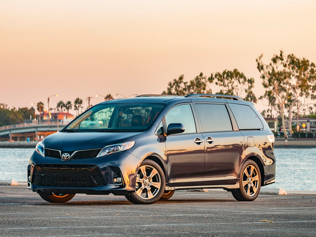 should i buy a toyota sienna or honda odyssey